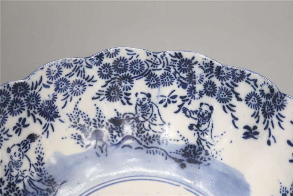 A Japanese porcelain fruit bowl, c.1900, diameter 25cm